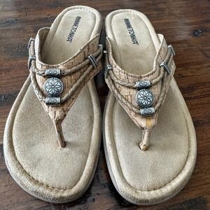 Minnetonka‎ Slip On Sandal Beige Women's Size 8 Silver Tone Metal Accents